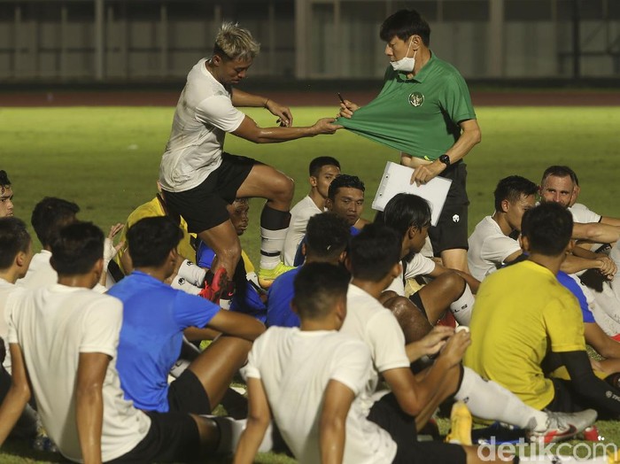 Sejumlah pemain Tim Nasional Indonesia melakukan sesi latihan di Stadion Madya, Jakarta, Selasa (11/5/2021). Latihan tersebut dipantau langsung Ketua Umum PSSI Mohammad Iriawan dan Kaesang Pangarep.
