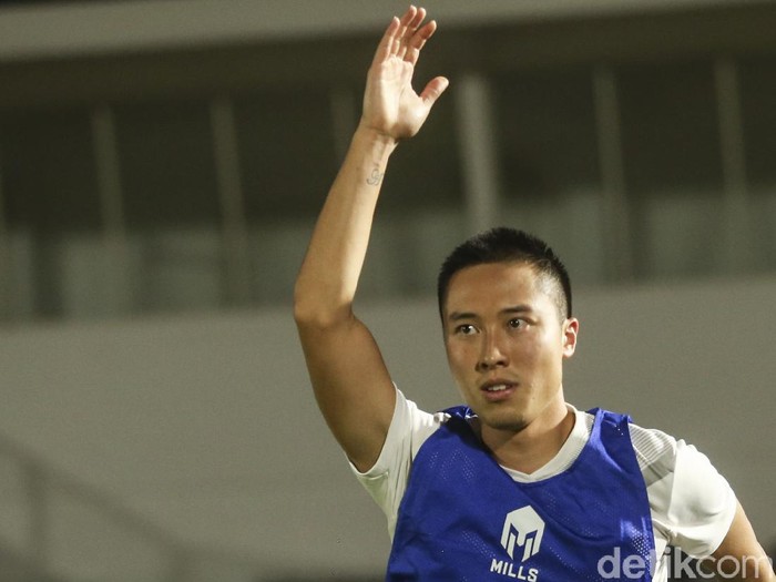 Sejumlah pemain Tim Nasional Indonesia melakukan sesi latihan di Stadion Madya, Jakarta, Selasa (11/5/2021). Latihan tersebut dipantau langsung Ketua Umum PSSI Mohammad Iriawan dan Kaesang Pangarep.