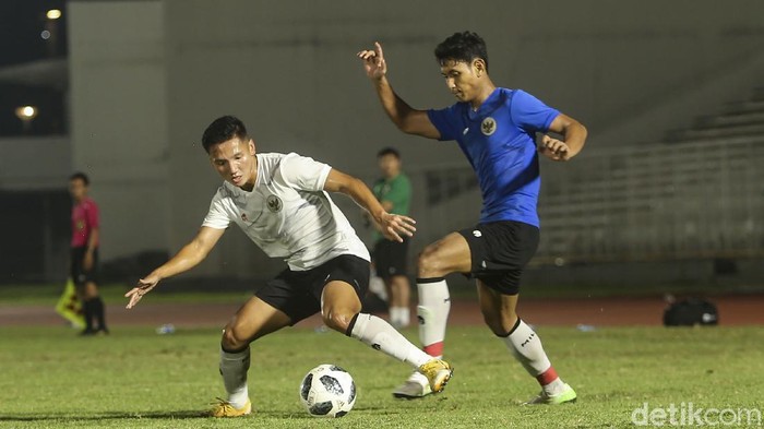 Kala TC Timnas Dipantau Kaesang Sejumlah pemain Tim Nasional Indonesia melakukan sesi latihan di Stadion Madya, Jakarta, Selasa (11/5/2021). Latihan tersebut dipantau langsung Ketua Umum PSSI Mohammad Iriawan dan Kaesang Pangarep.