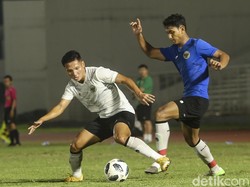 Sejumlah pemain Tim Nasional Indonesia melakukan sesi latihan di Stadion Madya, Jakarta, Selasa (11/5/2021). Latihan tersebut dipantau langsung Ketua Umum PSSI Mohammad Iriawan dan Kaesang Pangarep.  