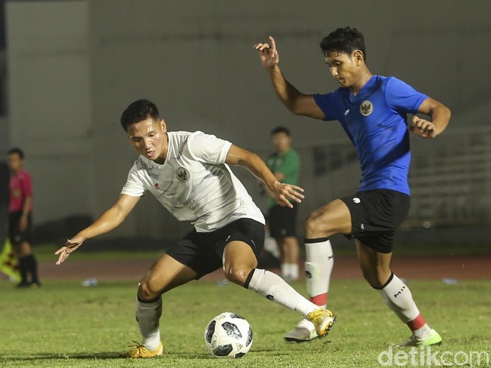 Sejumlah pemain Tim Nasional Indonesia melakukan sesi latihan di Stadion Madya, Jakarta, Selasa (11/5/2021). Latihan tersebut dipantau langsung Ketua Umum PSSI Mohammad Iriawan dan Kaesang Pangarep.