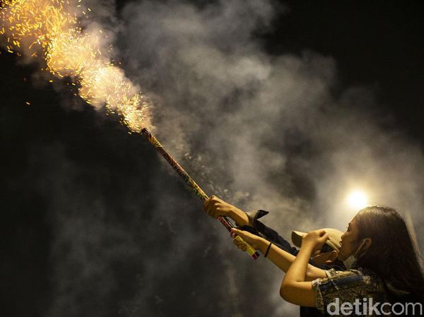 Panik Gak! Polisi Bubarkan Pesta Petasan di Flyover Tanah Abang