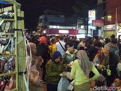 Malam Takbiran, Kawasan Pengkolan Garut Jadi Pasar Tumpah