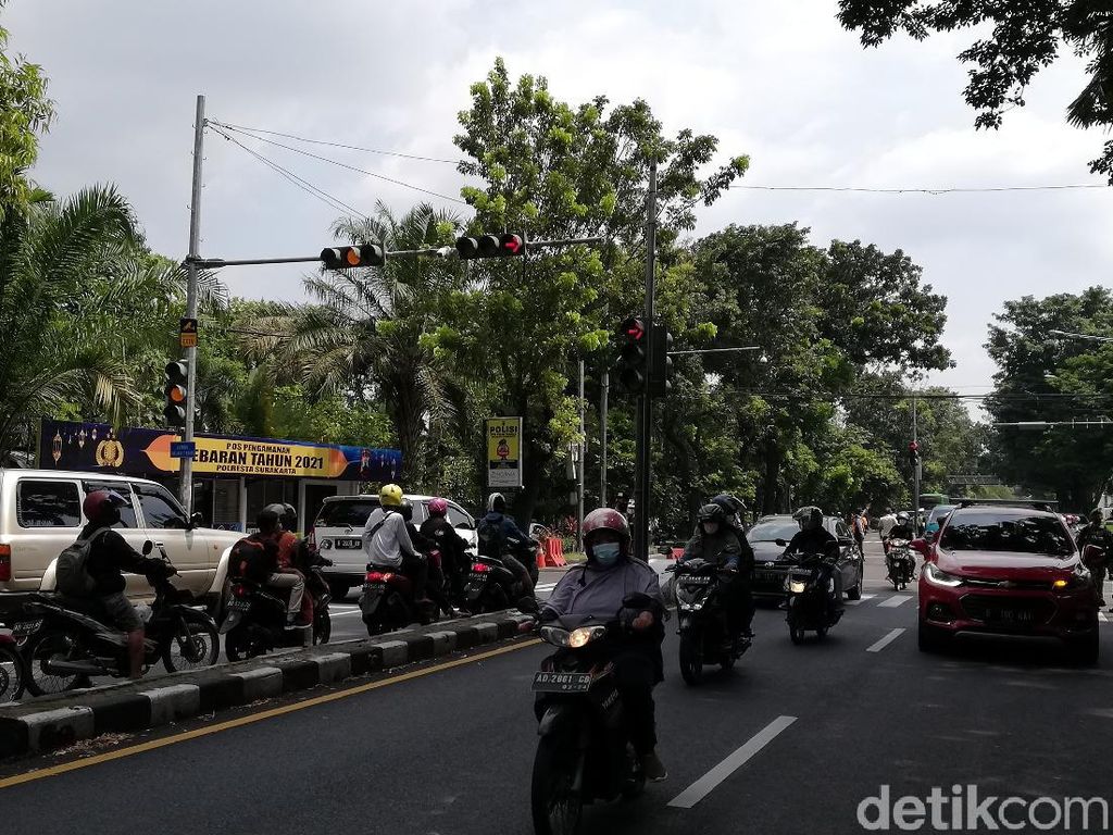 Ada Larangan Mudik, Jumlah Kendaraan yang Melintas di Solo Turun 21 Persen Ada Larangan Mudik, Jumlah Kendaraan yang Melintas di Solo Turun 21 Persen