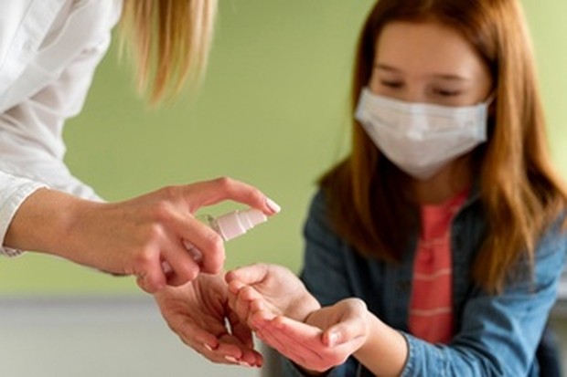 Membersihkan tangan dengan hand sanitizer/freepik.com