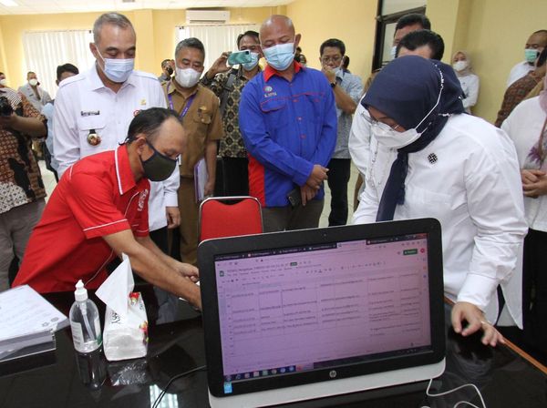 Menaker Ida Fauziyah Tinjau Posko THR di Tangerang