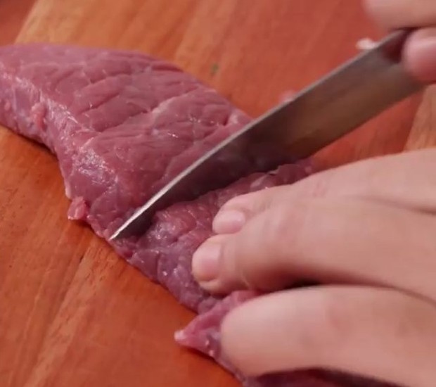Mengiris daging melawan serat bisa membuatnya lebih empuk/instagram.com/ernia_nurwahyuni92