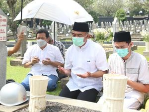 Muhadjir Ziarah ke Makam Malik Fadjar-Habibie di TMP Kalibata