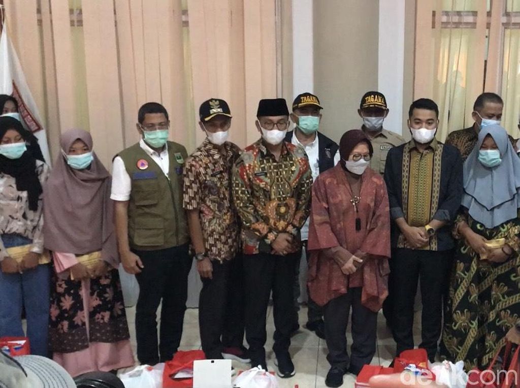 Risma Sampaikan Pesan Jokowi ke Keluarga Korban Tambang Ilegal di Sumbar