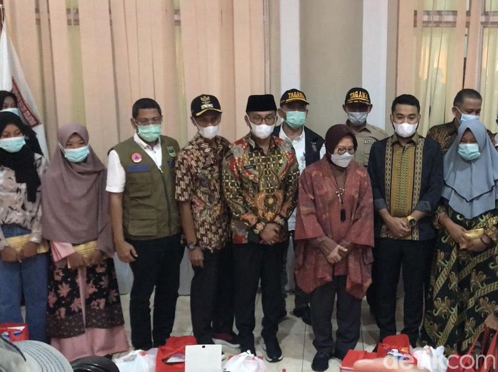 Risma Sampaikan Pesan Jokowi ke Keluarga Korban Tambang Ilegal di Sumbar Risma Sampaikan Pesan Jokowi ke Keluarga Korban Tambang Ilegal di Sumbar