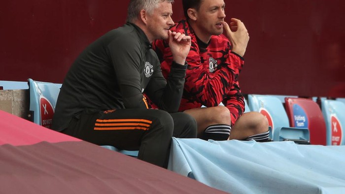 BIRMINGHAM, ENGLAND - MAY 09: Ole Gunnar Solskjaer, Manager of Manchester United talks to Nemanja Matic during the Premier League match between Aston Villa and Manchester United at Villa Park on May 09, 2021 in Birmingham, England. Sporting stadiums around the UK remain under strict restrictions due to the Coronavirus Pandemic as Government social distancing laws prohibit fans inside venues resulting in games being played behind closed doors. (Photo by Nick Potts - Pool/Getty Images)
