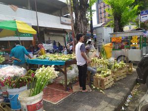 H-1 Lebaran, Pasar Rawamangun Jaktim Ramai Warga Berburu Ketupat