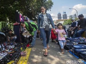 Foto-foto PKL Tanah Abang Gelar Lapak di Trotoar