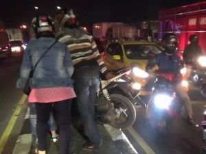 Pemudik di Subang Angkat Motor Lewati Separator untuk Cari Jalur Tikus