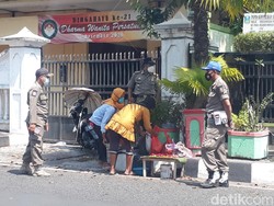 Saat Lapak Penjual Bunga dan Penukaran Uang Ditertibkan Satpol PP Bojonegoro