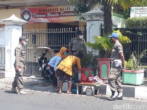 Saat Lapak Penjual Bunga dan Penukaran Uang Ditertibkan Satpol PP Bojonegoro Saat Lapak Penjual Bunga dan Penukaran Uang Ditertibkan Satpol PP Bojonegoro