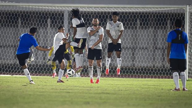 Sejumlah pesepak bola Timnas Senior melakukan pertandingan uji coba internal dalam latihan Timnas Senior Indonesia di Stadion Madya, kompleks Gelora Bung Karno (GBK), Senayan, Jakarta, Selasa (11/5/2021). Latihan tersebut dilakukan sebagai pesiapan Timnas Indonesia menghadapi Uni Emirat Arab (UEA) di Dubai pada 17 Mei 2021 dan dua laga sisa lainnya di Kualifikasi Piala Dunia 2022 Zona Asia Grup G. ANTARA FOTO/Aditya Pradana Putra/foc.