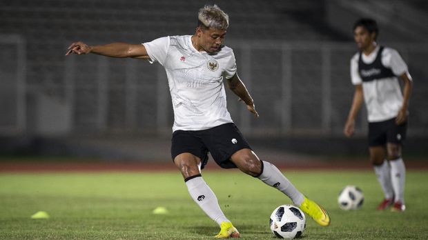 Pesepak bola Kushedya Hari Yudo (kiri) menembakkan bola ke arah gawang dalam latihan Timnas Senior Indonesia di Stadion Madya, kompleks Gelora Bung Karno (GBK), Senayan, Jakarta, Selasa (11/5/2021). Latihan tersebut dilakukan sebagai pesiapan Timnas Indonesia menghadapi Uni Emirat Arab (UEA) di Dubai pada 17 Mei 2021 dan dua laga sisa lainnya di Kualifikasi Piala Dunia 2022 Zona Asia Grup G. ANTARA FOTO/Aditya Pradana Putra.