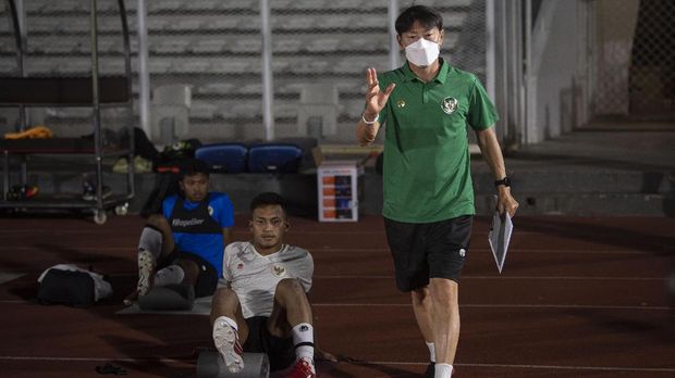 Pelatih Shin Tae-yong (kanan) memberikan pengarahan kepada para pesepak bola dalam latihan Timnas Senior Indonesia di Stadion Madya, kompleks Gelora Bung Karno (GBK), Senayan, Jakarta, Selasa (11/5/2021). Latihan tersebut dilakukan sebagai pesiapan Timnas Indonesia menghadapi Uni Emirat Arab (UEA) di Dubai pada 17 Mei 2021 dan dua laga sisa lainnya di Kualifikasi Piala Dunia 2022 Zona Asia Grup G. ANTARA FOTO/Aditya Pradana Putra/foc.