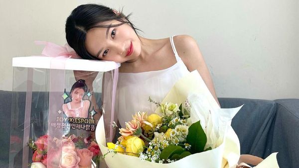 Pesona Cantik Joy Red Velvet Saat Pose Bareng Cake