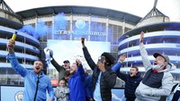 Suporter menyambangi stadion markas City untuk berselebrasi. (Foto: AP/Jon Super)