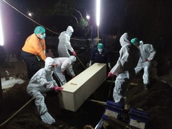 Cerita Petugas Takbiran di Kuburan Saat Makamkan Jenazah COVID-19