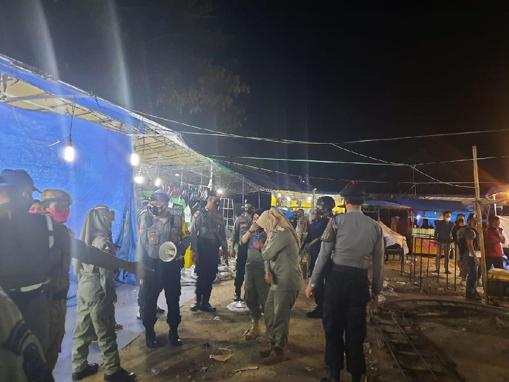 Pasar Malam di Taman Kerato NTB Dibubarkan Polisi Pasar Malam di Taman Kerato NTB Dibubarkan Polisi