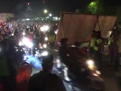 Momen Petugas Buka Penyekatan di Jalur Pantura Subang