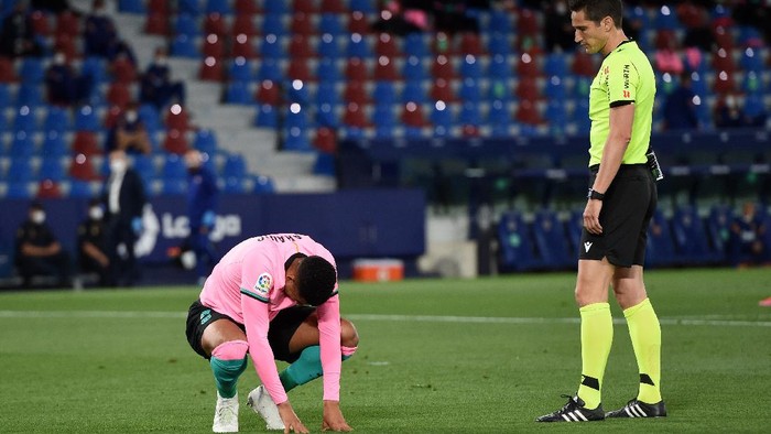 VALENCIA, SPAIN - MAY 11: Ronald Araújo of Barcelona picks up an injury during the La Liga Santander match between Levante UD and FC Barcelona at Ciutat de Valencia Stadium on May 11, 2021 in Valencia, Spain. Sporting stadiums around Spain remain under strict restrictions due to the Coronavirus Pandemic as Government social distancing laws prohibit fans inside venues resulting in games being played behind closed doors. (Photo by Alex Caparros/Getty Images)