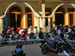 Jemaah Ponpes Mahfilud Duror di Jember Salat Id Hari Ini