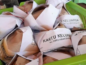 Fotocopy KK Jadi Bungkus Makanan, Netizen: Bismillah Panen Pinjol! Fotocopy KK Jadi Bungkus Makanan, Netizen: Bismillah Panen Pinjol!