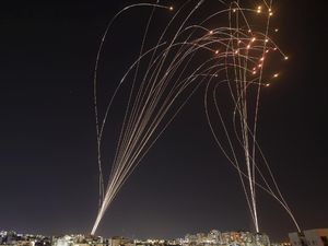 Balas Serangan, Hamas Tembakan Ratusan Roket ke Israel