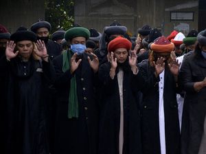 Jamaah Ini Salat Idul Fitri Lebih Awal Jamaah Ini Salat Idul Fitri Lebih Awal