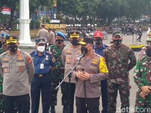 TNI-Polda Metro Jaya Patroli Malam Takbiran, Warga Diimbau di Rumah