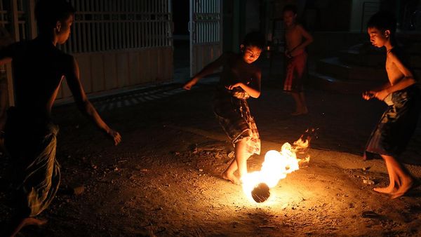 Bola Api Jadi Tradisi Malam Terakhir Bulan Ramadhan