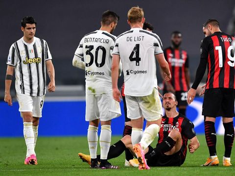 TURIN, ITALY - MAY 09: Zlatan Ibrahimovic of A.C. Milan clashes with Matthijs De Ligt of Juventus during the Serie A match between Juventus  and AC Milan at  on May 09, 2021 in Turin, Italy. Sporting stadiums around Italy remain under strict restrictions due to the Coronavirus Pandemic as Government social distancing laws prohibit fans inside venues resulting in games being played behind closed doors. (Photo by Valerio Pennicino/Getty Images)