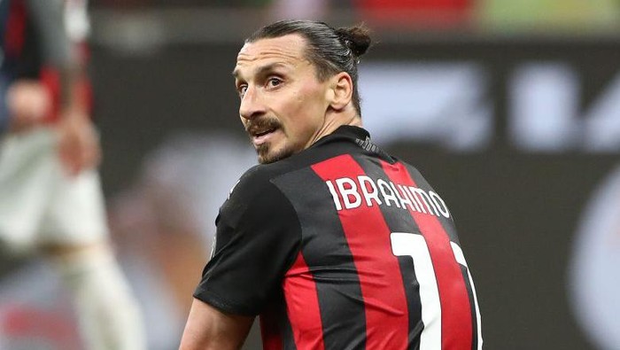 MILAN, ITALY - MAY 01: Zlatan Ibrahimovic of AC Milan looks on during the Serie A match between AC Milan and Benevento Calcio at Stadio Giuseppe Meazza on May 01, 2021 in Milan, Italy. Sporting stadiums around Italy remain under strict restrictions due to the Coronavirus Pandemic as Government social distancing laws prohibit fans inside venues resulting in games being played behind closed doors. (Photo by Marco Luzzani/Getty Images)