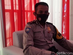 Kisah Polisi Penyekat Mudik Lebaran Lepas Kangen Via Video Call Keluarga