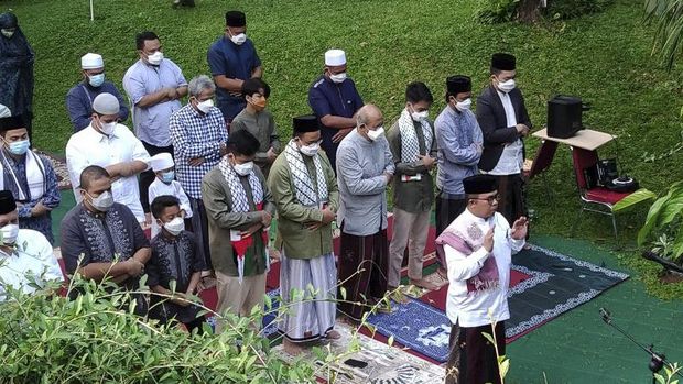 Gubernur DKI Anies Baswedan (baris kedua, lima dari kanan) melaksanakan Shalat Id dilengkapi sorban Palestina di rumah pribadinya di Lebak Bulus, Jakarta Selatan, Kamis (13/5/2021). (ANTARA/Dewa Ketut Sudiarta Wiguna)