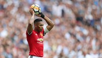 Antonio Valencia sempat memakai jersey nomor 7 dua musim di MU. Pemain Kolombia itu diberikan jersey itu di akhir kepemimpinan Sir Alex Ferguson. (Foto: Getty Images/Catherine Ivill)