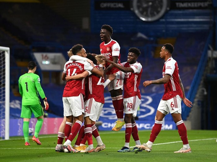LONDON, ENGLAND - MAY 12: Emile Smith Rowe of Arsenal celebrates with team mates after scoring their sides first goal during the Premier League match between Chelsea and Arsenal at Stamford Bridge on May 12, 2021 in London, England. Sporting stadiums around the UK remain under strict restrictions due to the Coronavirus Pandemic as Government social distancing laws prohibit fans inside venues resulting in games being played behind closed doors. (Photo by Shaun Botterill/Getty Images)