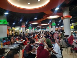 Banyak Tempat Makan di Surabaya Tutup, Food Court Mal Diserbu Warga