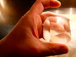 Bartender Jepang Jago Pahat Es Batu Jadi Bentuk Berlian!