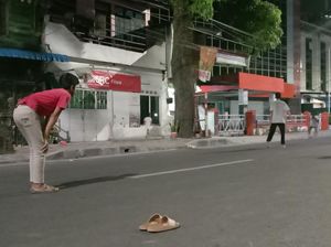 Ditutup Saat Malam Takbiran, Jalan di Medan Jadi Lapangan Sepakbola Dadakan