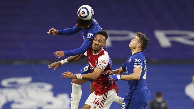 Arsenal's Pierre-Emerick Aubameyang, center, challenges for the ball with Chelsea's Thiago Silva, top, and Chelsea's Cesar Azpilicueta during the English Premier League soccer match between Chelsea and Arsenal at Stamford Bridge stadium in London, England, Wednesday, May 12, 2021. (Adam Davy, Pool via AP)