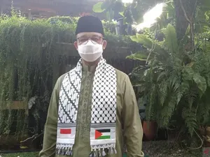 Anies Kenakan Syal Palestina Saat Salat Idul Fitri di Rumah