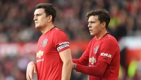 Di posisi bek tengah, masih ada Varane, Maguire, dan Lindelof. Namun Varane, juga kerap dibekap cedera (Getty Images)