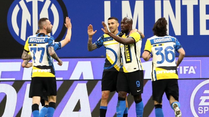 MILAN, ITALY - MAY 12: Matias Vecino of FC Internazionale celebrates with Romelu Lukaku after scoring their sides second goal during the Serie A match between FC Internazionale and AS Roma at Stadio Giuseppe Meazza on May 12, 2021 in Milan, Italy. Sporting stadiums around Italy remain under strict restrictions due to the Coronavirus Pandemic as Government social distancing laws prohibit fans inside venues resulting in games being played behind closed doors.  (Photo by Marco Luzzani/Getty Images)
