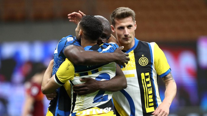 MILAN, ITALY - MAY 12: Romelu Lukaku of FC Internazionale celebrates after scoring their sides third goal with team mate Achraf Hakimi during the Serie A match between FC Internazionale and AS Roma at Stadio Giuseppe Meazza on May 12, 2021 in Milan, Italy. Sporting stadiums around Italy remain under strict restrictions due to the Coronavirus Pandemic as Government social distancing laws prohibit fans inside venues resulting in games being played behind closed doors.  (Photo by Marco Luzzani/Getty Images)