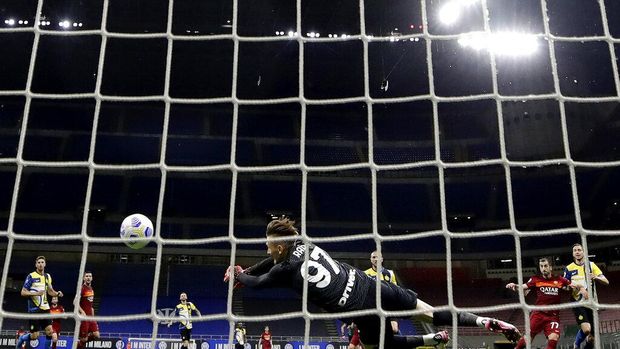 Inter Milan's Marcelo Brozovic scores against Roma during a Serie A soccer match between Inter Milan and Roma at the San Siro stadium in Milan, Italy, Sunday, Feb. 28, 2021. (AP Photo/Luca Bruno)